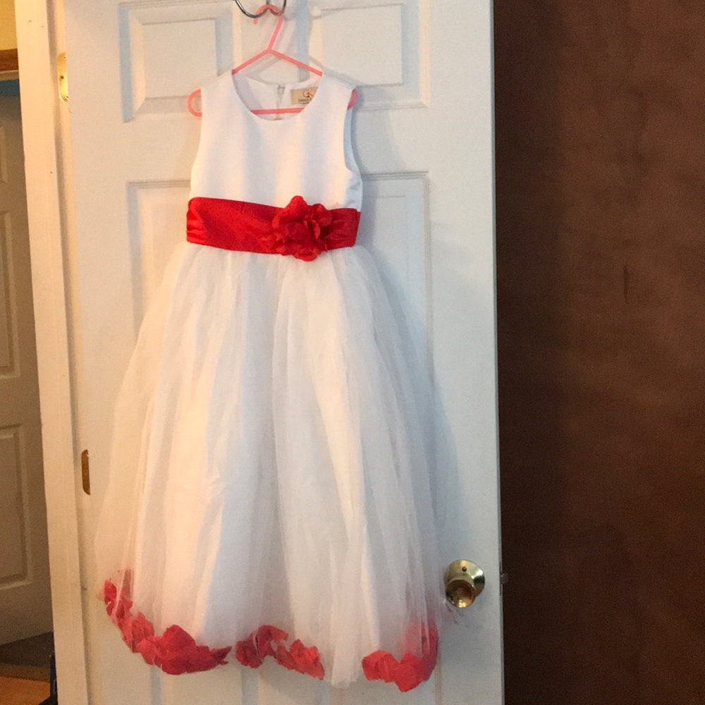 Flower girl dress. Petals in skirt removable bow